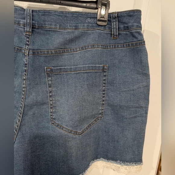 Lane Bryant Blue Medium Wash Denim Shorts with Lace Trim in Size 20 - Picture 9 of 11